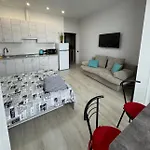 Dacha Kovalevskogo 121 公寓